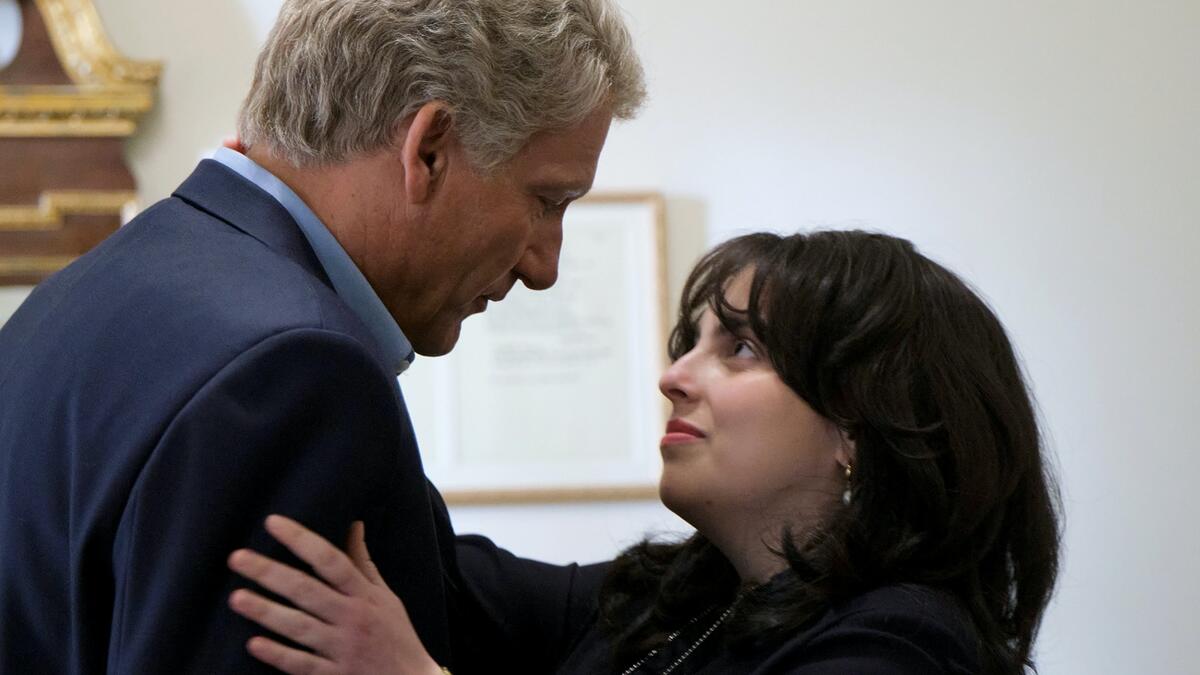 Clive Owen (Bill Clinton) abraçando Beanie Feldstein (Monica Lewinsky) durante gravação da terceira temporada da série "American Crime Story"
