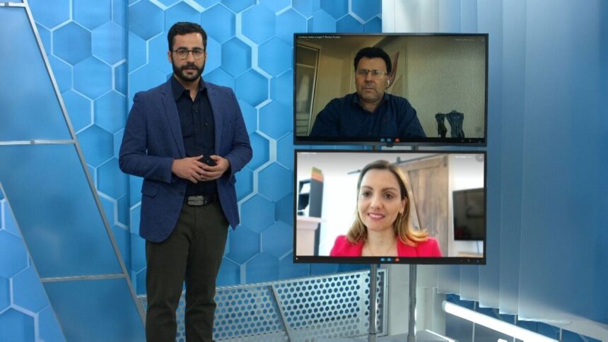 Guilherme Machado, em trecho do Aparecida Dabate, em frente ao telão com a participação dos convidados via videoconferência