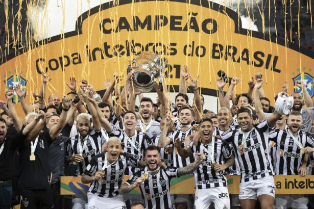 Jogadores do Atlético/MG levando a taça de campeão da Copa do Brasil em 2021