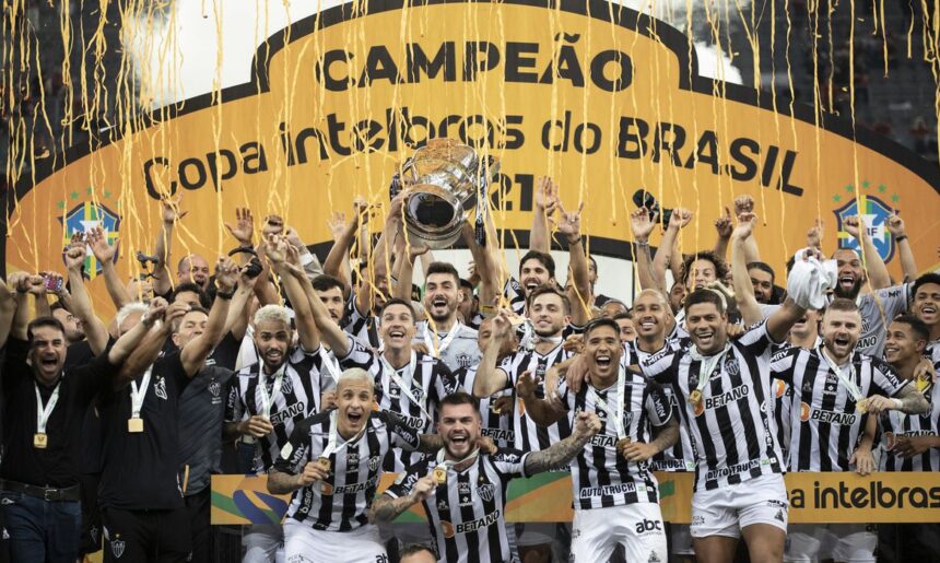 Jogadores do Atlético/MG levando a taça de campeão da Copa do Brasil em 2021