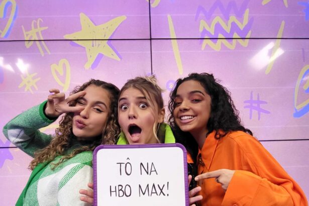 A banda BFF Girls com uma placa nas mãos dizendo que estão na HBO Max