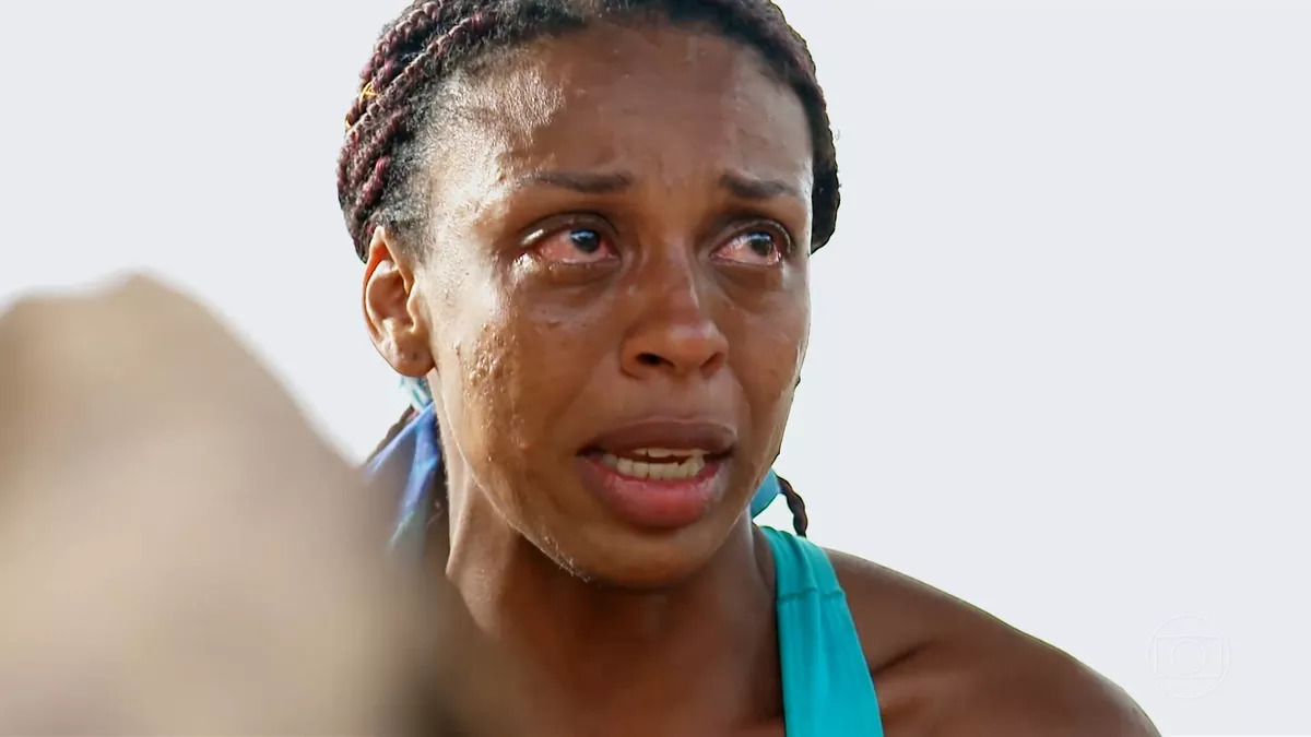Bruna Negreska chorando após perder prova em que precisa nadar, um dos seus piores medos