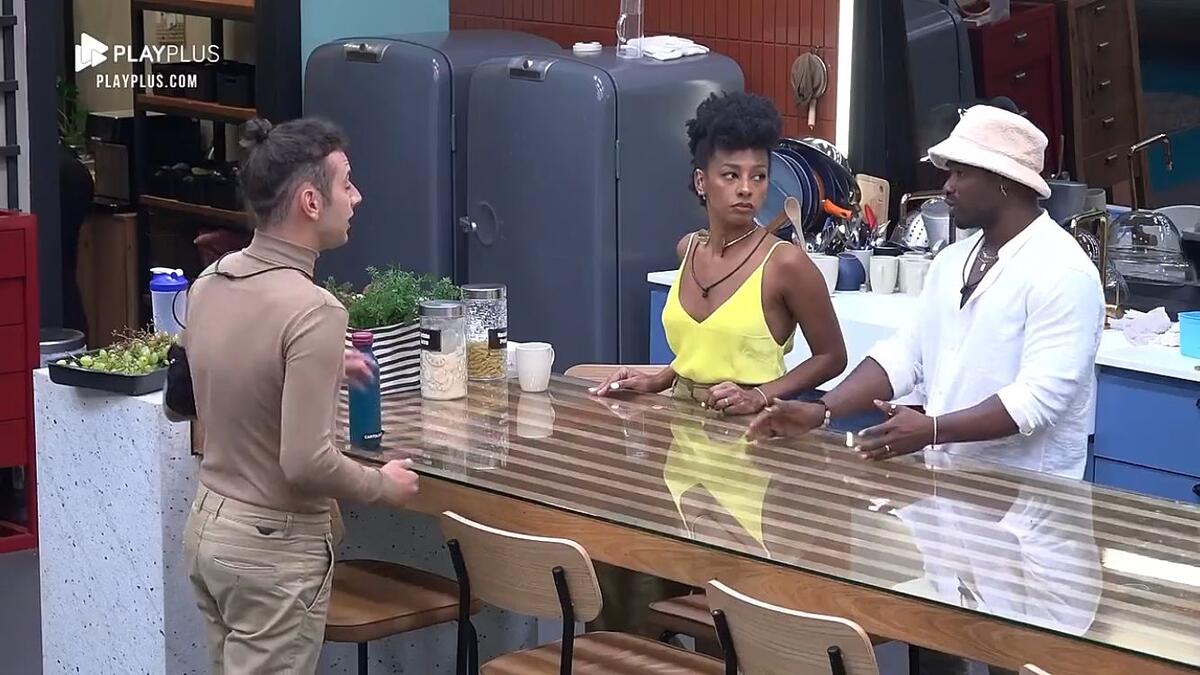 Cartolouco de frente para Bruno e Michele na cozinha do Power Couple Brasil