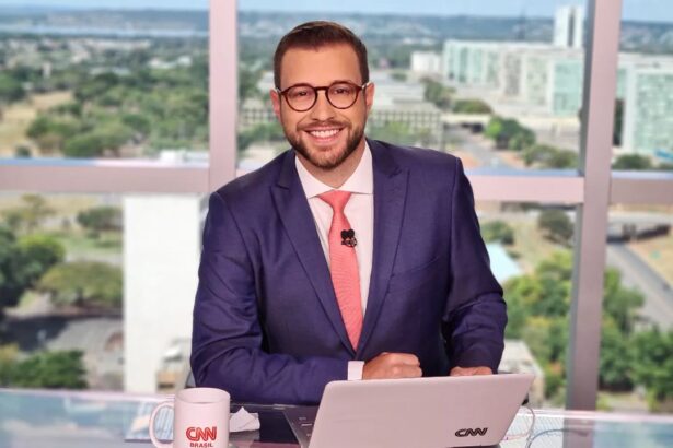 Cassius Zeilmann em foto posada nos estúdios da CNN Brasil em Brasília, com uma visão da cidade ao fundo