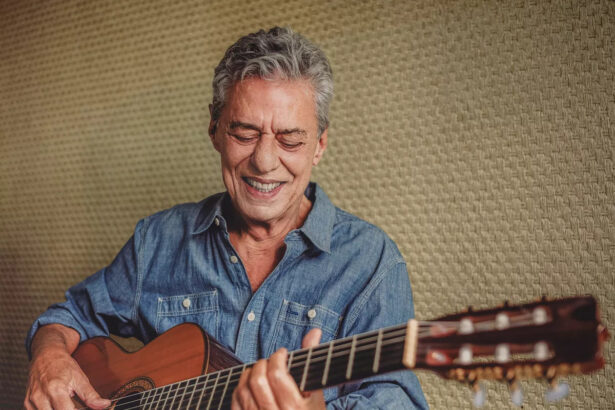 Chico Buarque tocando violão