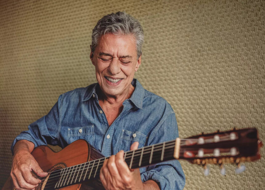 Chico Buarque tocando violão