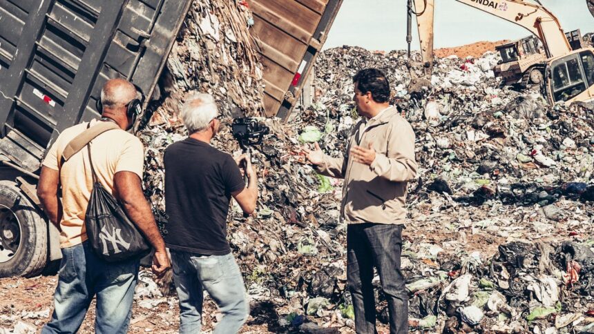 André Trigueiro no aterro sanitário de Seropédica, em trecho do programa Cidades e Soluções