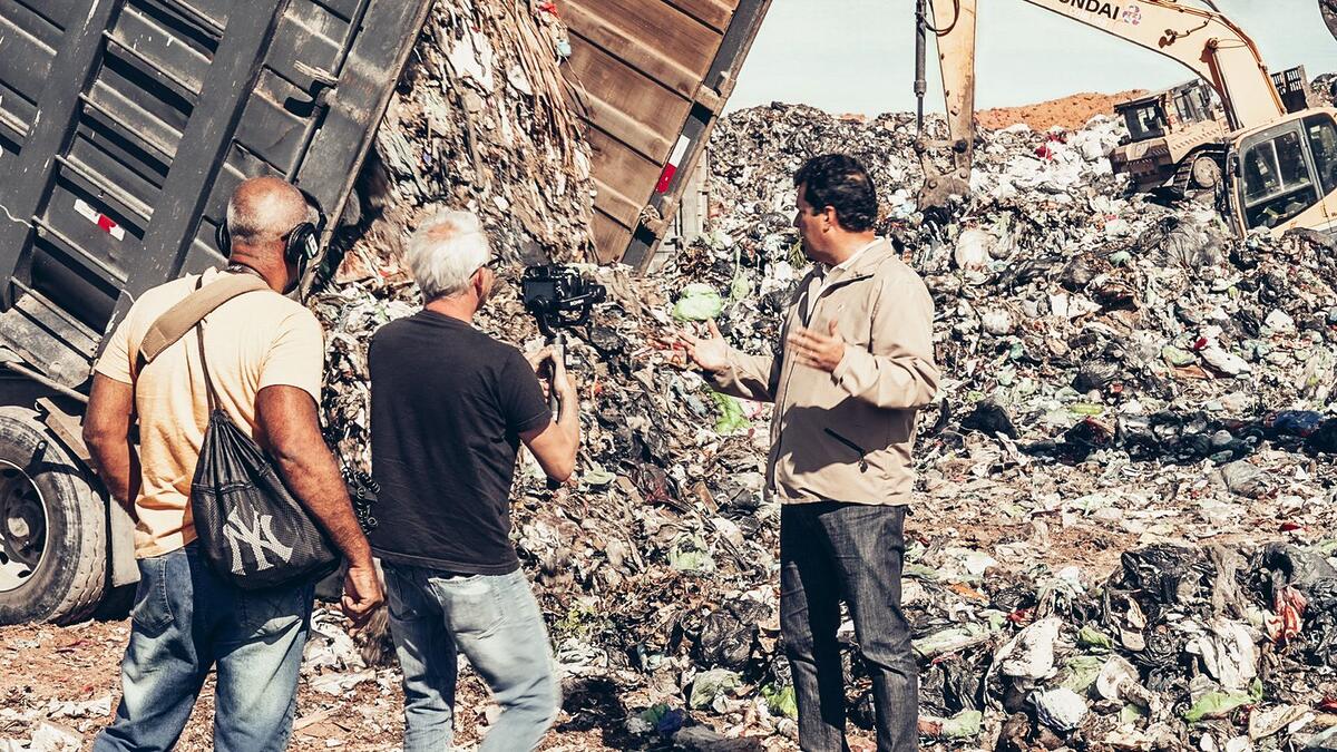André Trigueiro no aterro sanitário de Seropédica, em trecho do programa Cidades e Soluções