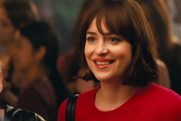 Dakota Johnson em trecho do filme Como Ser Solteira, exibido pela TV Globo no Supercine