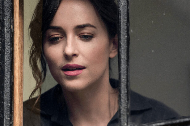 Dakota Johnson em cena de Persuasão da Netflix