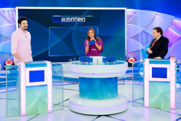 Danilo Gentili, ao lado de Patricia Abravanel e Silvio Santos, em trecho do Programa Silvio Santos, no quadro Jogo das 3 Pistas