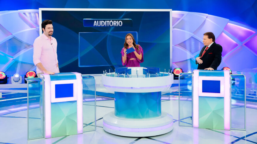 Danilo Gentili, ao lado de Patricia Abravanel e Silvio Santos, em trecho do Programa Silvio Santos, no quadro Jogo das 3 Pistas