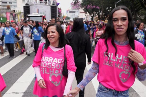 Trecho do Profissão Repórter sobre o Dia do Orgulho LGBTQIA+. Mulheres na rua em uma passeata