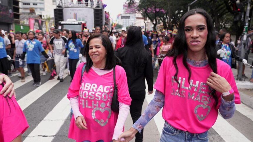 Trecho do Profissão Repórter sobre o Dia do Orgulho LGBTQIA+. Mulheres na rua em uma passeata