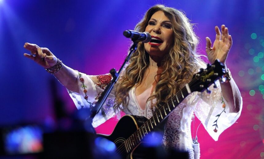 Elba Ramalho em trecho de um show, com o violão