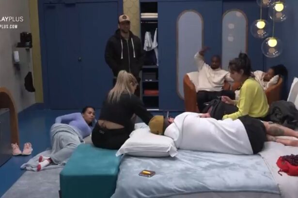 Eliza deitada no chão de um dos quartos do Power Couple. Hadballa em pé com os braços para trás, ao lado de Bruno sentado em uma cadeira, próximo de Michele. Na cama, Karol de costa para imagem perto de Anne e Pe Lanza.