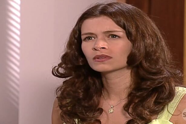 Atriz Bianca Castanho como Esmeralda em trecho da novela Esmeralda no SBT