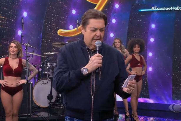 Faustão em trecho do Faustão na Band. Ele está lendo um papel na sua mão