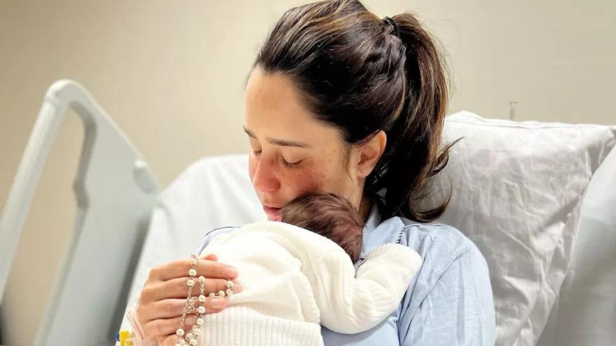 Fernanda Vasconcellos segurando o pequeno Romeo no colo, em uma cada de hospital na maternidade