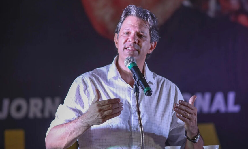 Fernando Haddad durante um discurso político