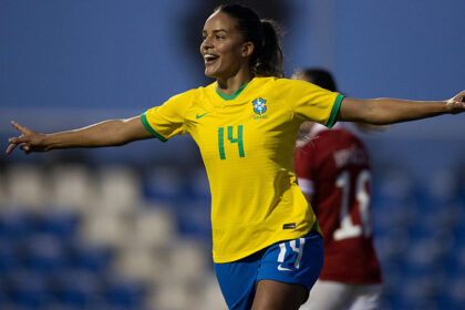 Gabi Nunes comemorando gol com a camisa da Seleção Brasileira Feminina