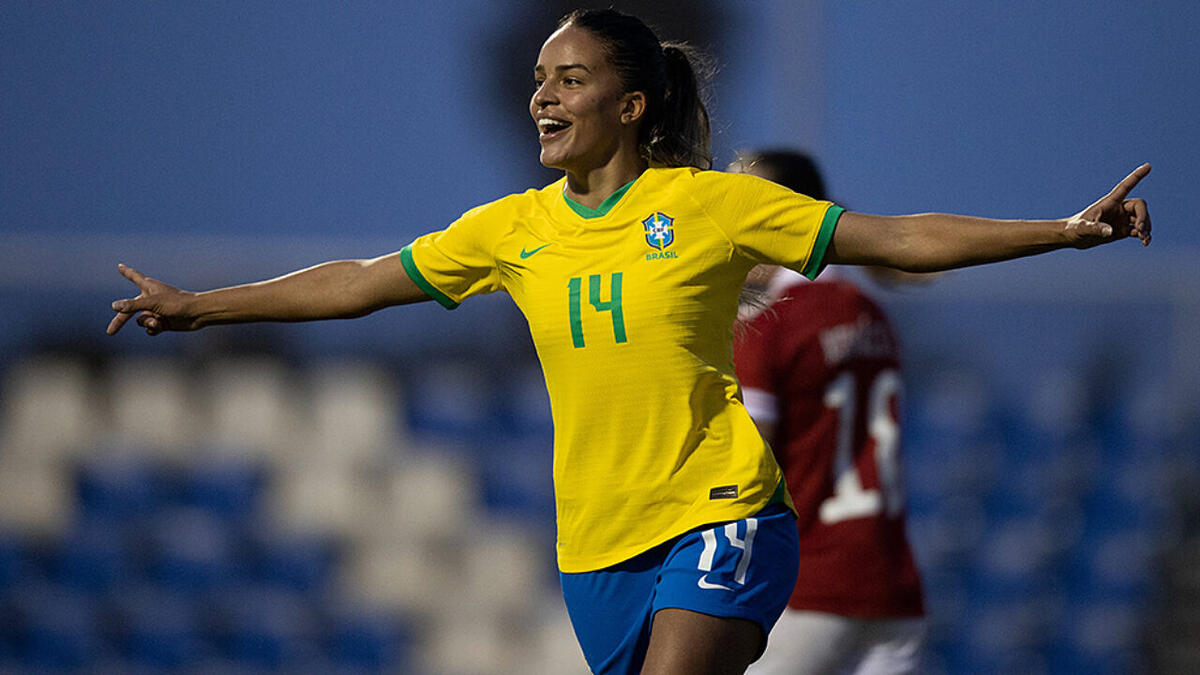 Gabi Nunes comemorando gol com a camisa da Seleção Brasileira Feminina