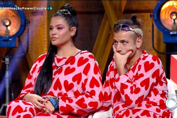 Gabi e Carotolouco no palco da eliminação do Power Couple Brasil 6