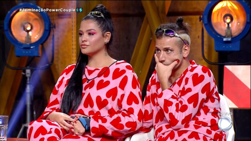 Gabi e Carotolouco no palco da eliminação do Power Couple Brasil 6