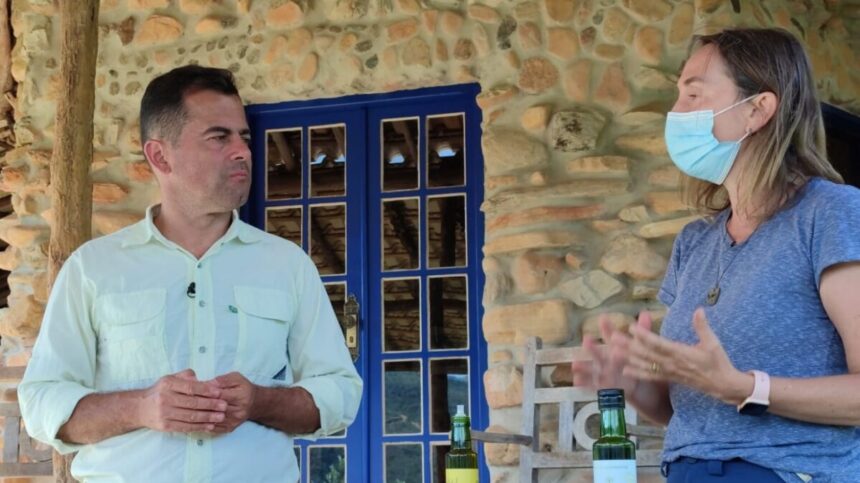 Paulo Gonçalves, de camisa social verde claro, conversando com uma instrutora da Serra do Papagaio, em Minas Gerais, durante gravação do Globo Repórter