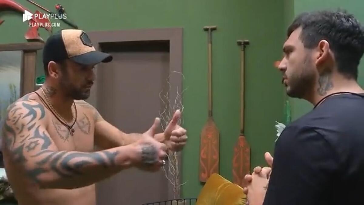 Hadballa sem camisa de frente para Hadad no quarto do Power Couple Brasil 6.