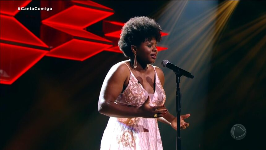 Kátia Franco se apresentando no palco do Canta Comigo