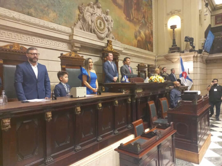 Isabele Benito ao lado de vereadores, sendo homenageada na Câmara Mundial do Rio de Janeiro