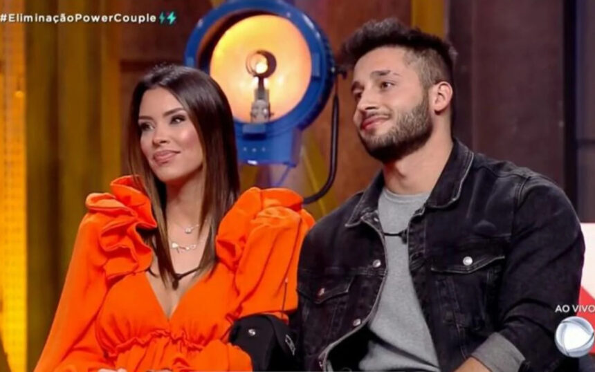 Ivy e Nandinho durante a noite de eliminação no Power Couple