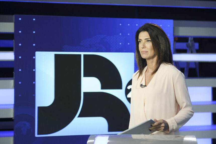 Janine Borba segura o tablete na bancada do Jornal da Record 24h