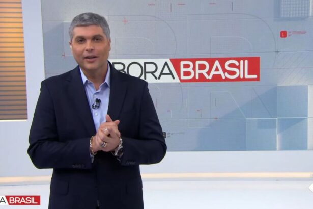 Joel Datena nos estúdios do Bora Brasil, em frente ao telão