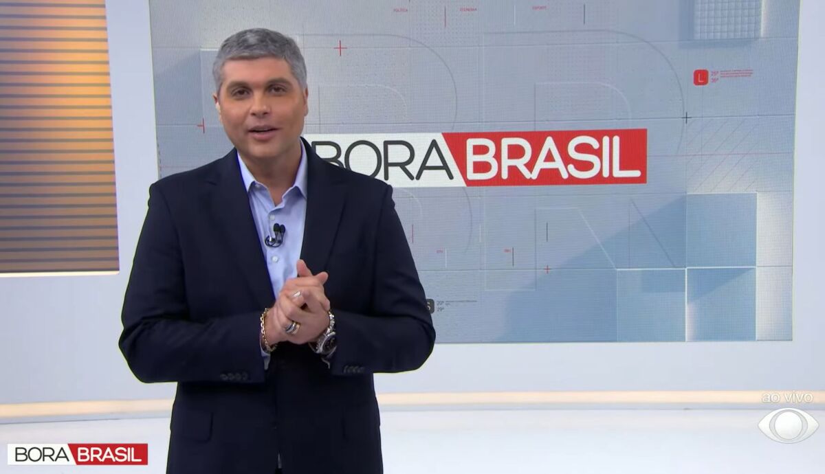 Joel Datena nos estúdios do Bora Brasil, em frente ao telão