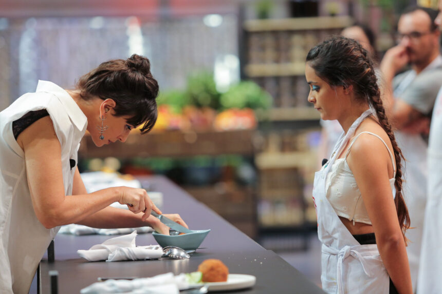 Helena Rizzo provando o bolovo de Larissa na bancada do MasterChef