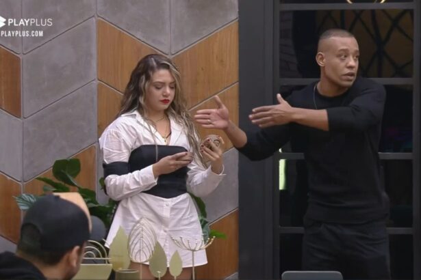 Karol e Mussunzinho próximo ao quadro de distribuição dos quartos do Power Couple Brasil 6