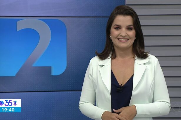 Larissa Pereira nos estúdios da TV Cabo Branco, durante o JPB2