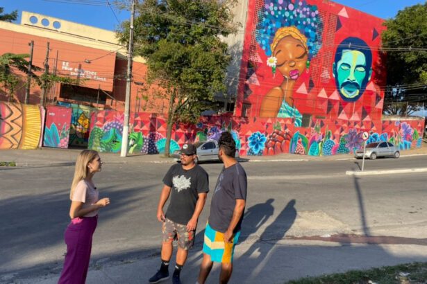 Luiza Vaz na região do Grajaú, em trecho do Mistura Paulista, conhecendo as artes dos grafites pintadas nas paredes do local