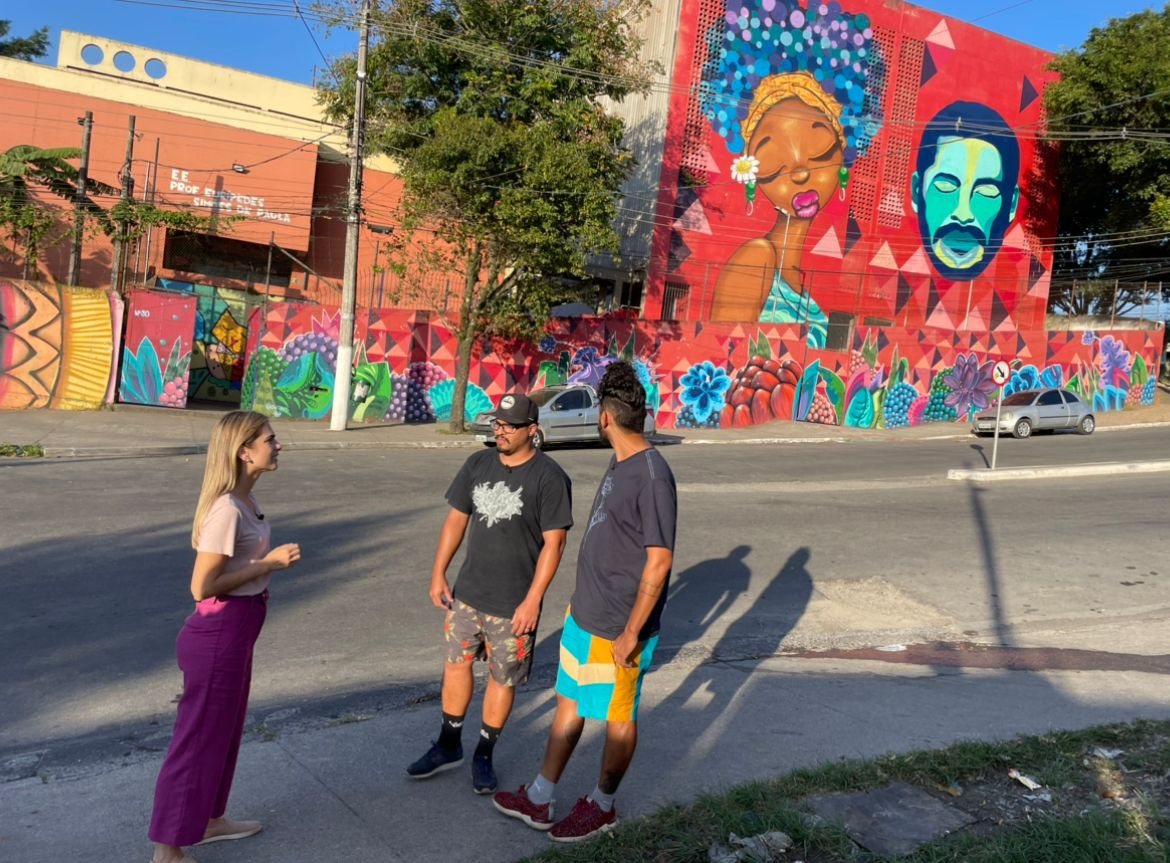 Luiza Vaz na região do Grajaú, em trecho do Mistura Paulista, conhecendo as artes dos grafites pintadas nas paredes do local