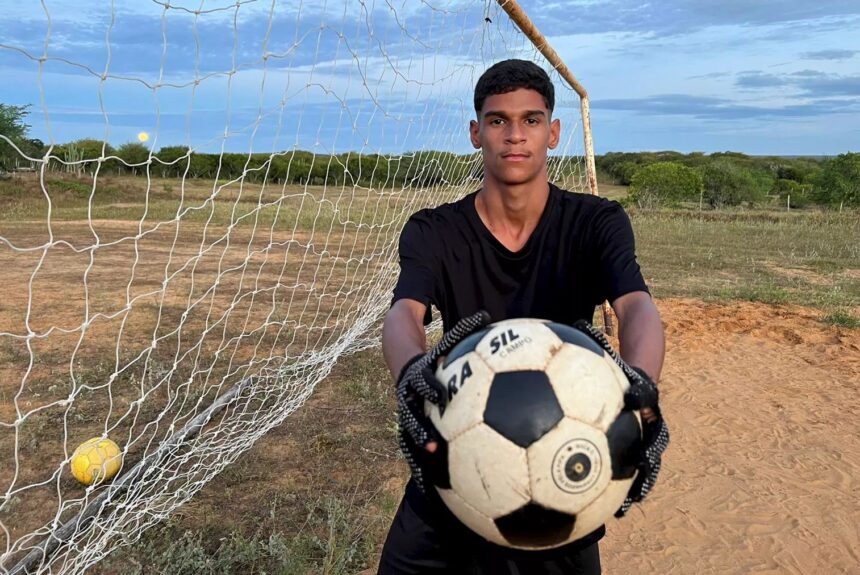 Iran Ferreira, o Luva de Pedreiro, segurando uma bola nas mãos