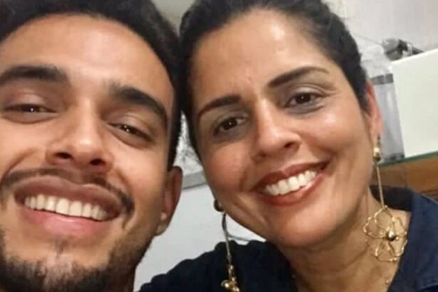 Matheus sorrindo ao lado da mãe.