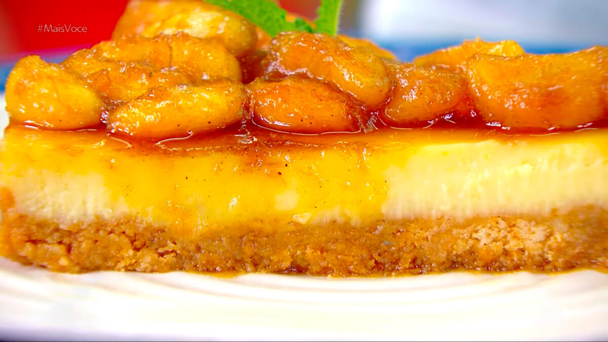 Cheesecake de Banana pronto no prato da cozinha do Mais Você