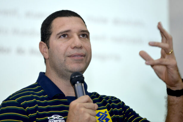 Marcelo Negrão dando palestra em um evento