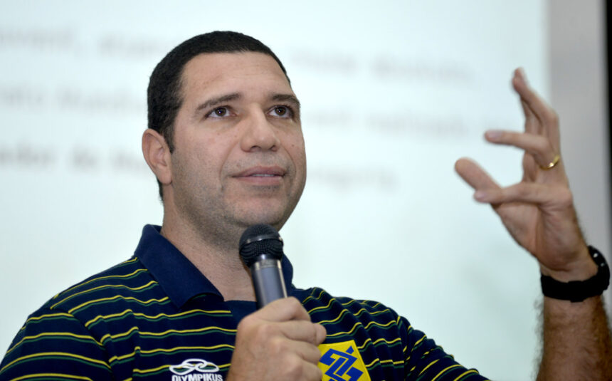 Marcelo Negrão dando palestra em um evento