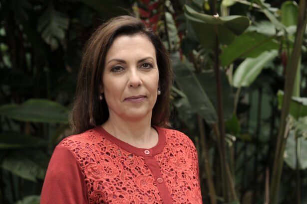 Apresentadora Márcia Bongiovanni de camisa vermelha cercada de plantas em gravação do Reporter Eco