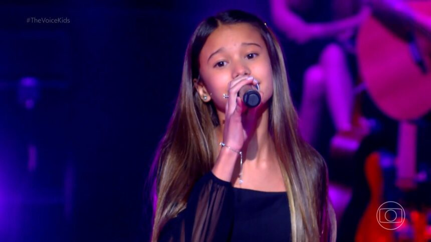 Maria Laura cantando no palco do The Voice Kids