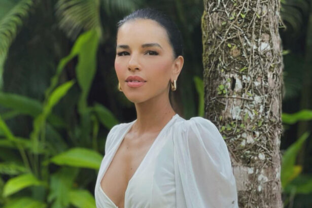 Mariana Rios de blusa branca em meio a árvores