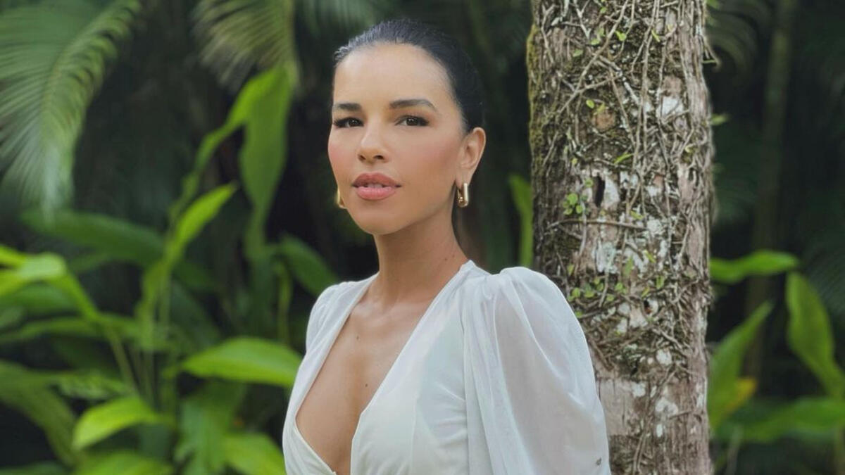 Mariana Rios de blusa branca em meio a árvores